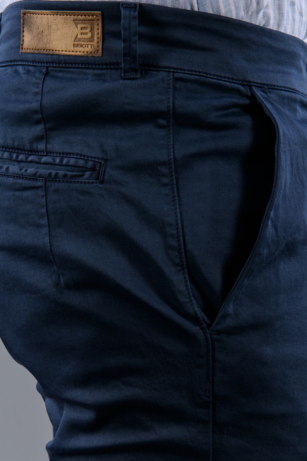 Pantalon regular como albastra structuri bradut 3